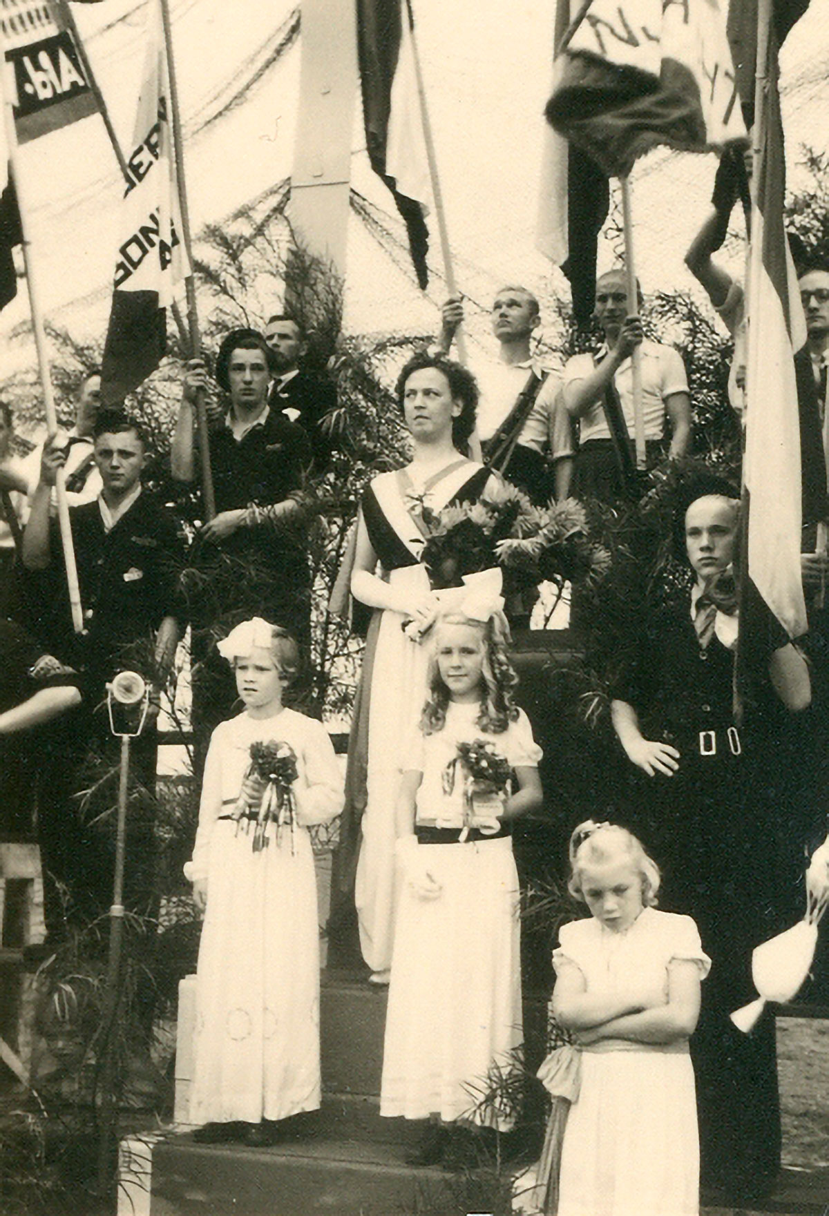 Een van de blikvangers tijdens de grote manifestatie op het Vijfsluizenterrein is de Vlaardingse stedenmaagd, gekleed in de stadskleuren rood, geel en blauw.